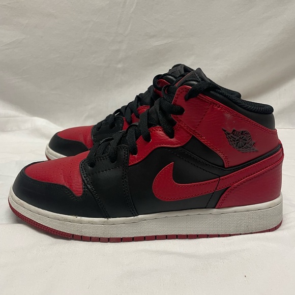 Jordan Black Sneakers - Picture 1 of 4